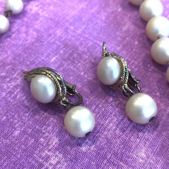 Stunning Vintage Vogue!  Off-White clip earrings necklace set - Picture 3 of 3